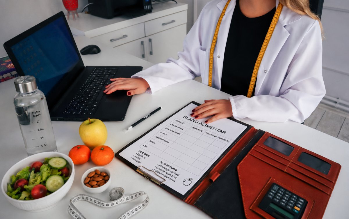Dra. Marina Assis em atendimento nutricional